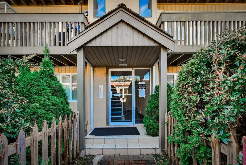 91 5820 HASTINGS STREET - photo 2 of 14
