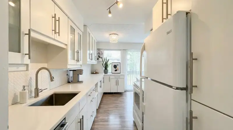 91 5820 HASTINGS STREET - photo 3 of 14