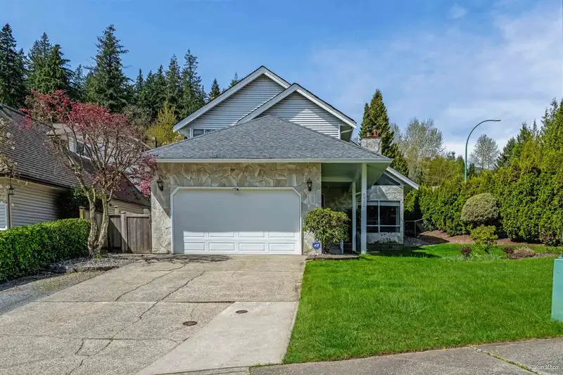 532 RIVERVIEW CRESCENT - photo 1 of 39