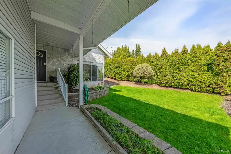 532 RIVERVIEW CRESCENT - photo 4 of 39
