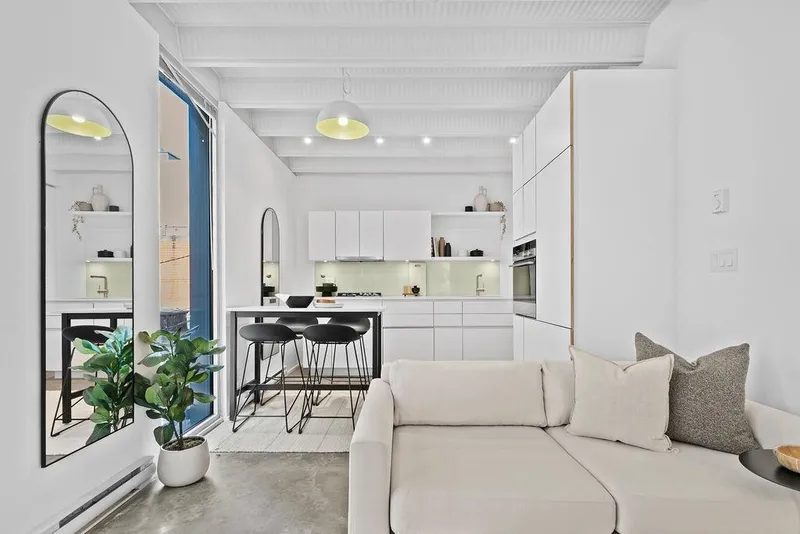 303 219 E GEORGIA STREET - photo 1 of 24