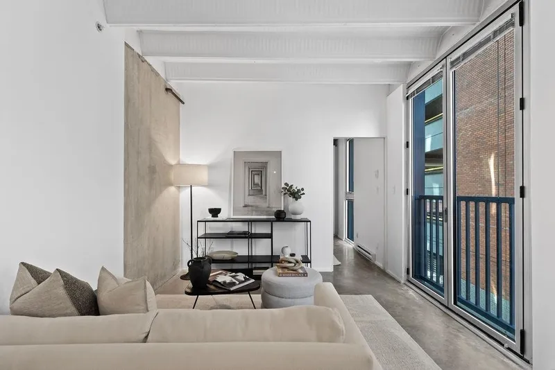 303 219 E GEORGIA STREET - photo 2 of 24