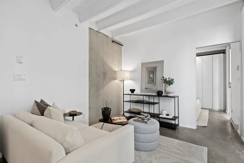 303 219 E GEORGIA STREET - photo 3 of 24