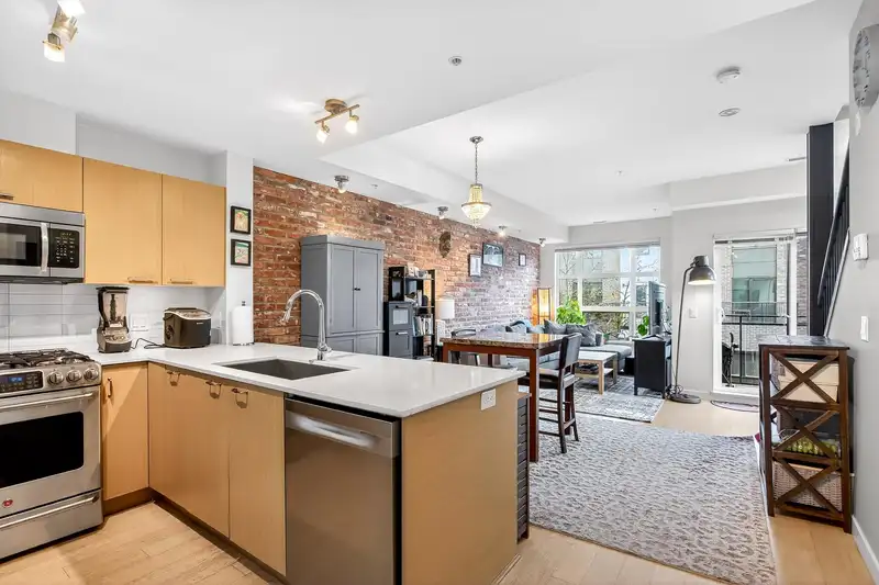 336 95 MOODY STREET - photo 4 of 29
