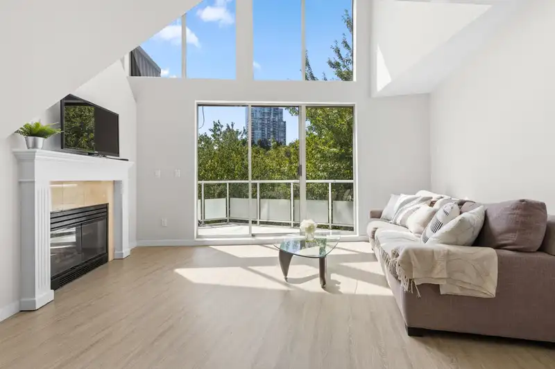 503 60 RICHMOND STREET - photo 3 of 27