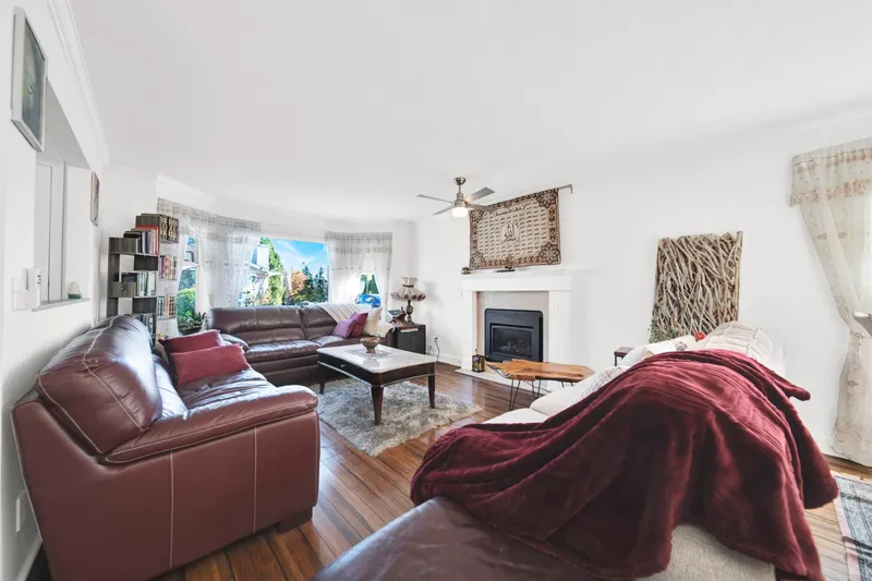 107 15501 89A AVENUE - photo 3 of 25