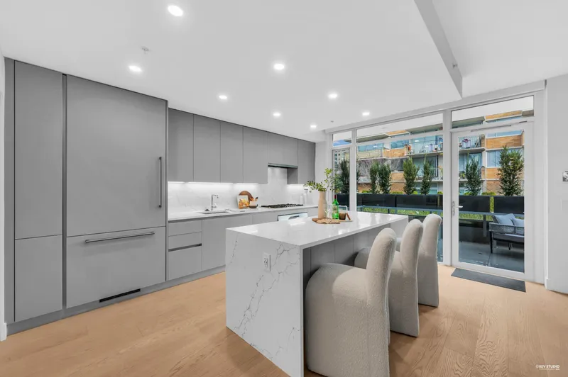 301 1331 MARINE DRIVE - photo 3 of 25