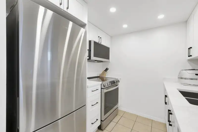 1003 838 AGNES STREET - photo 2 of 21