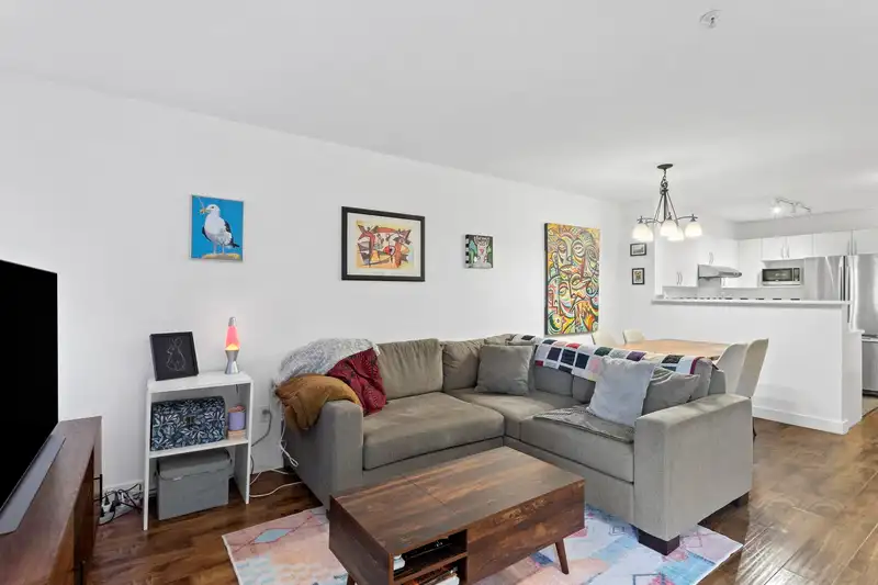 104 688 E 16TH AVENUE - photo 1 of 33