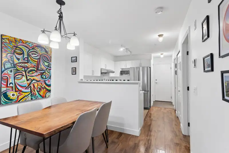 104 688 E 16TH AVENUE - photo 3 of 33