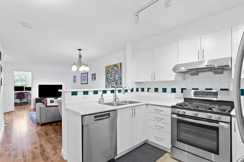 104 688 E 16TH AVENUE - photo 4 of 33
