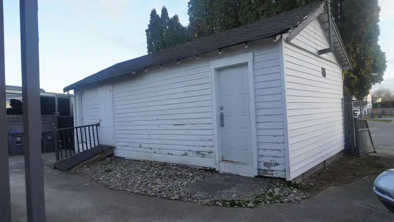 12248 72 AVENUE - photo 4 of 19