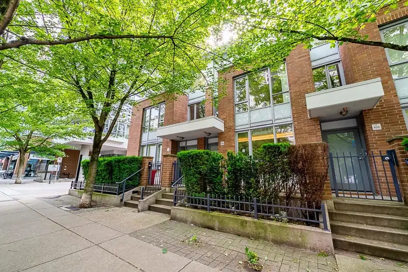 938 BEATTY STREET - photo 2 of 40