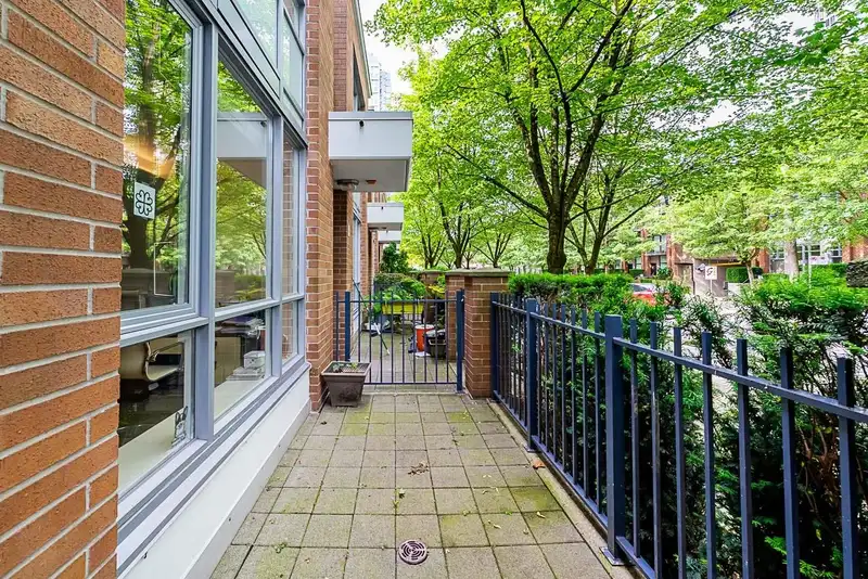 938 BEATTY STREET - photo 3 of 40