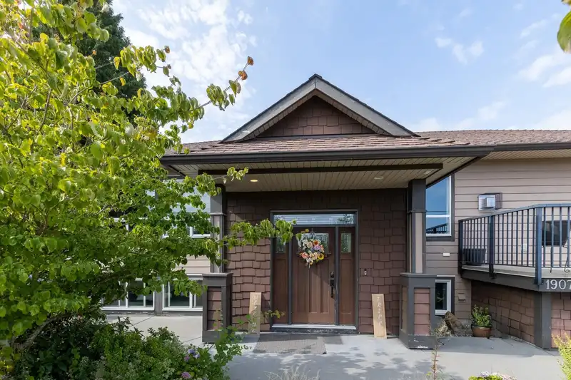 19075 60B AVENUE - photo 4 of 40
