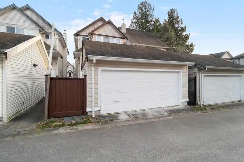 12625 HAMPTON COURT - photo 2 of 30