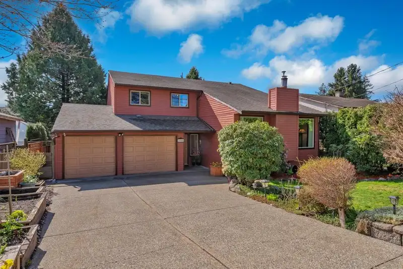 10906 80 AVENUE - photo 2 of 40