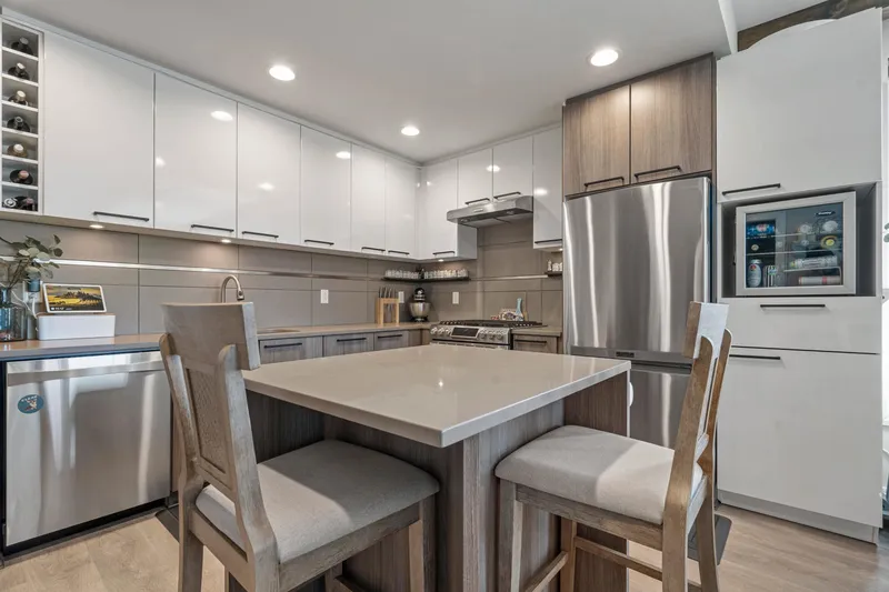 405 9350 UNIVERSITY HIGH STREET - photo 2 of 25