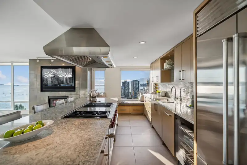 1802 1311 BEACH AVENUE - photo 3 of 22