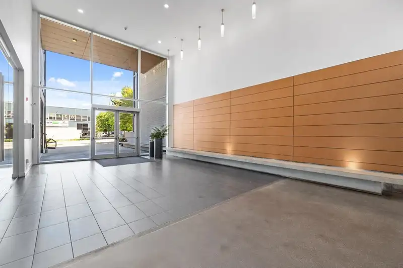 422 256 E 2ND AVENUE - photo 3 of 34