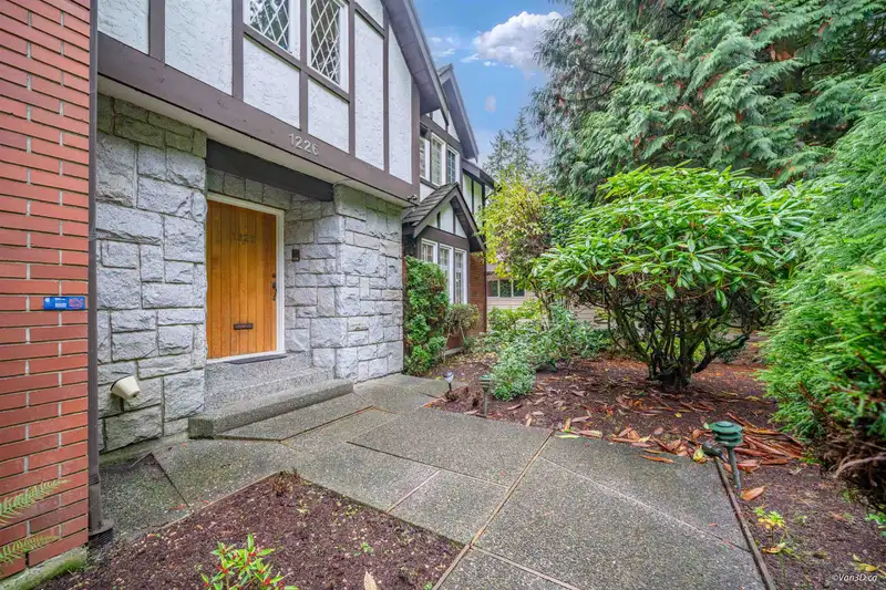 1226 SEYMOUR BOULEVARD - photo 4 of 40