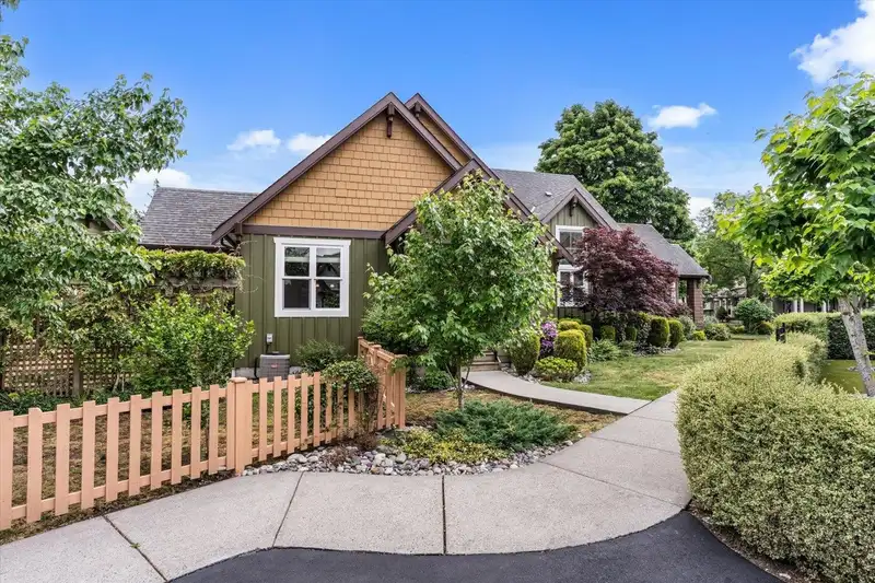 1 5882 COWICHAN STREET - photo 2 of 40
