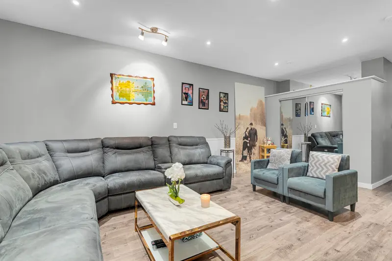 49 18701 66 AVENUE - photo 2 of 17