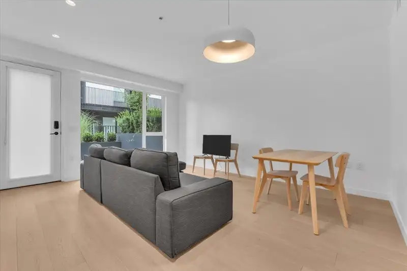 86 W KING EDWARD AVENUE - photo 2 of 22