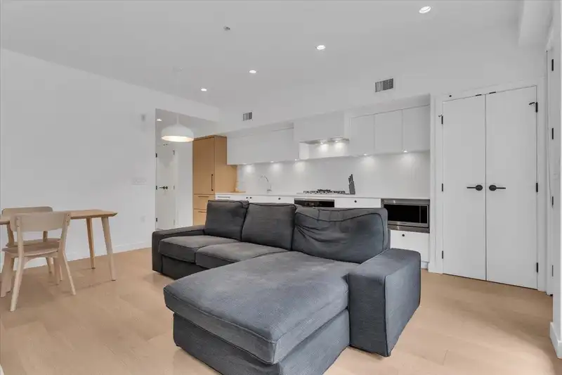 86 W KING EDWARD AVENUE - photo 3 of 22