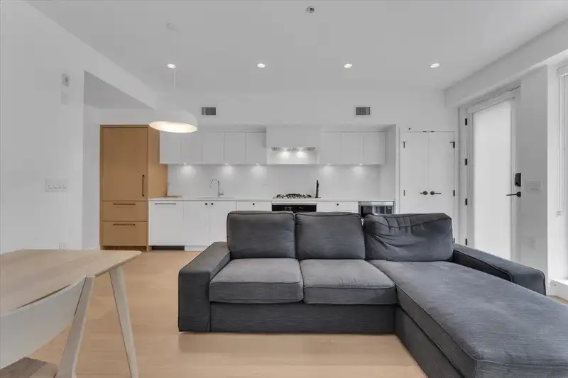 86 W KING EDWARD AVENUE - photo 4 of 22