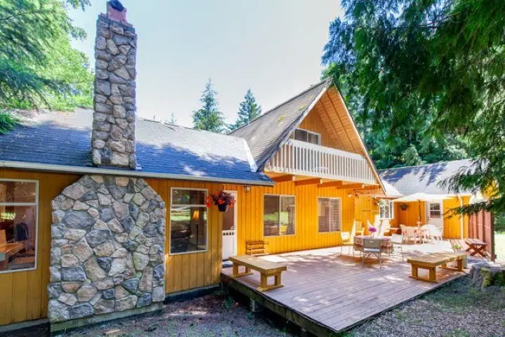 552 CLUB CRESCENT - photo 1 of 25