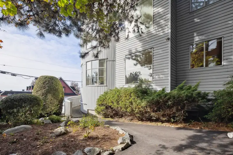 101 2412 HAYWOOD AVENUE - photo 1 of 30