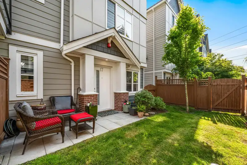 17 5377 8A AVENUE - photo 4 of 36