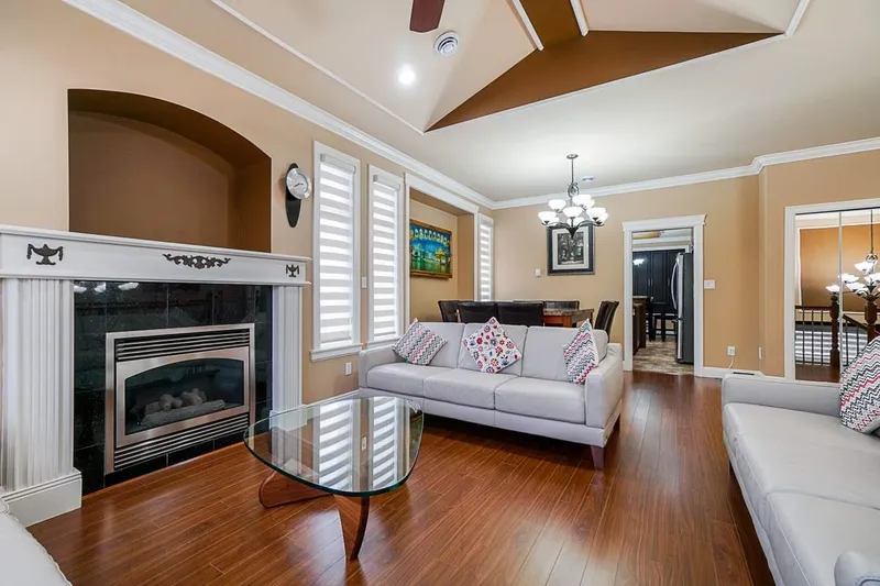 15588 92 AVENUE - photo 4 of 9