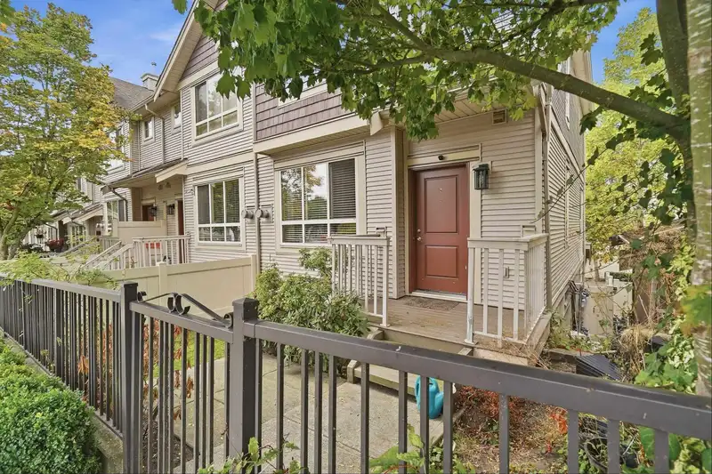 6 19560 68 AVENUE - photo 2 of 10