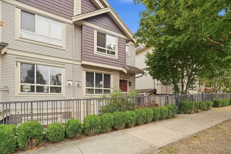 6 19560 68 AVENUE - photo 3 of 10