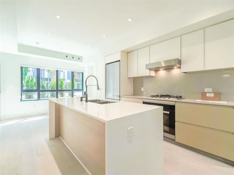 51 550 W 28TH AVENUE - photo 4 of 25