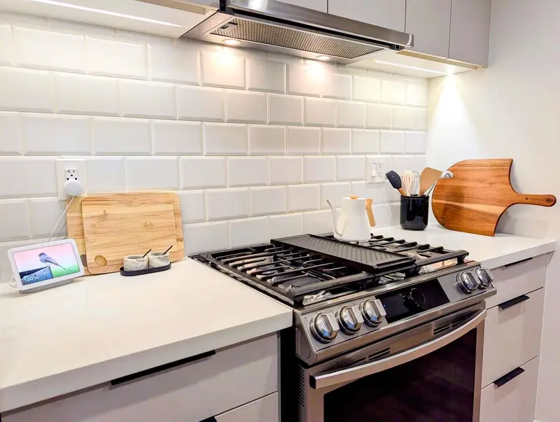 316 3038 ST GEORGE STREET - photo 2 of 22