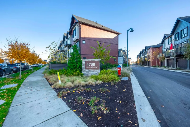 119 4738 HEMLOCK WAY - photo 2 of 25