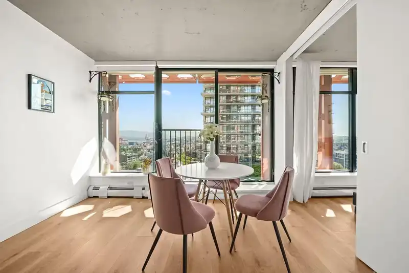 1904 128 W CORDOVA STREET - photo 2 of 22