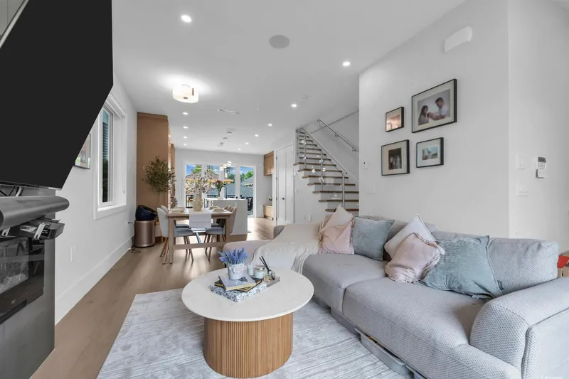 1 560 W 63RD AVENUE - photo 3 of 20