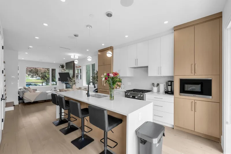 1 560 W 63RD AVENUE - photo 4 of 20