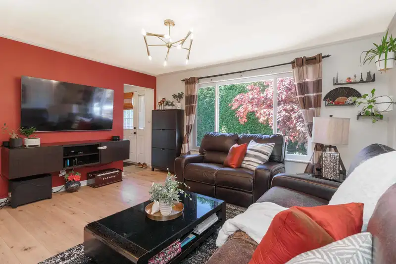 300 TENTH AVENUE - photo 3 of 26