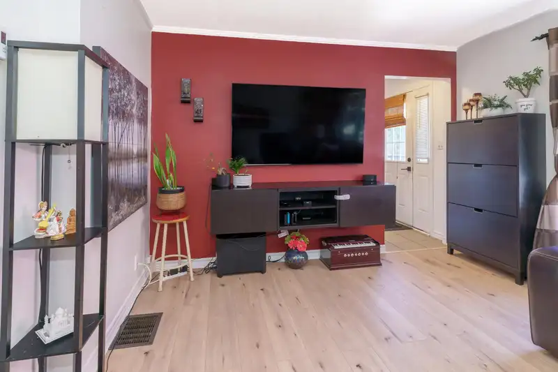 300 TENTH AVENUE - photo 4 of 26