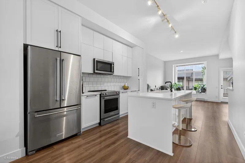 44 3552 VICTORIA DRIVE - photo 1 of 25