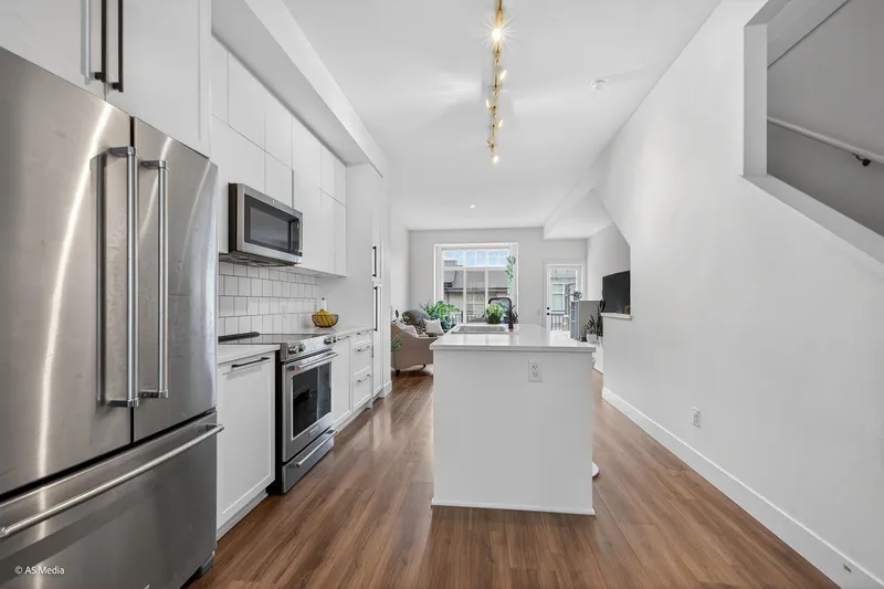 44 3552 VICTORIA DRIVE - photo 2 of 25