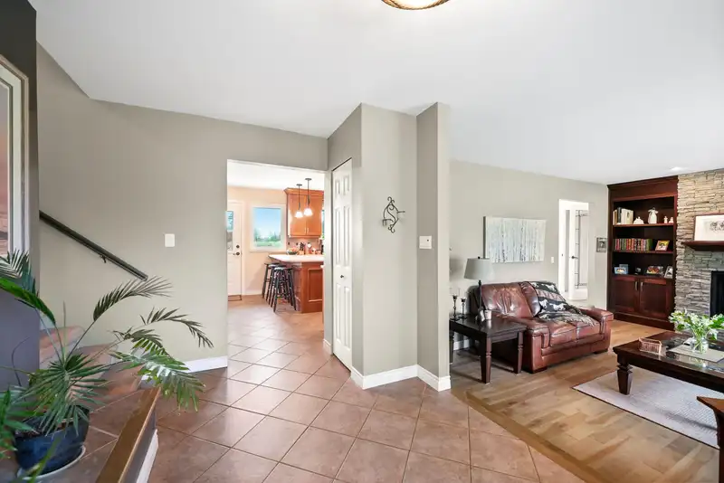 21723 24 AVENUE - photo 4 of 40