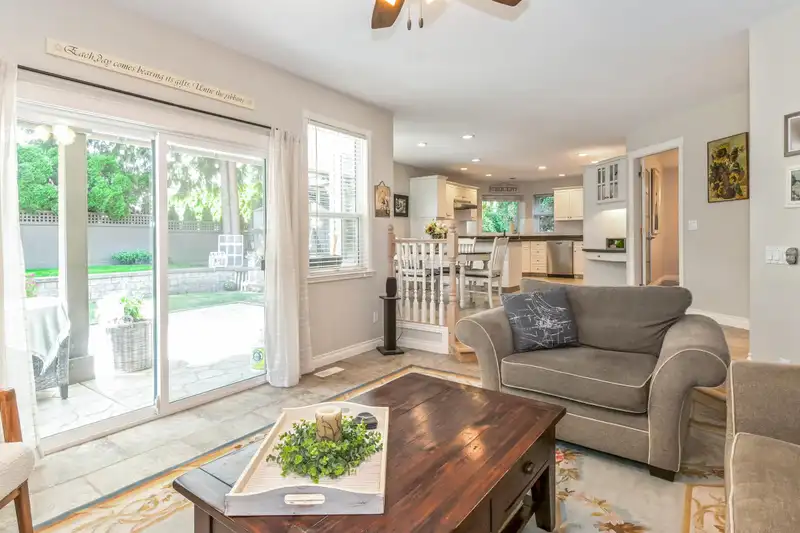 21920 46A AVENUE - photo 4 of 29