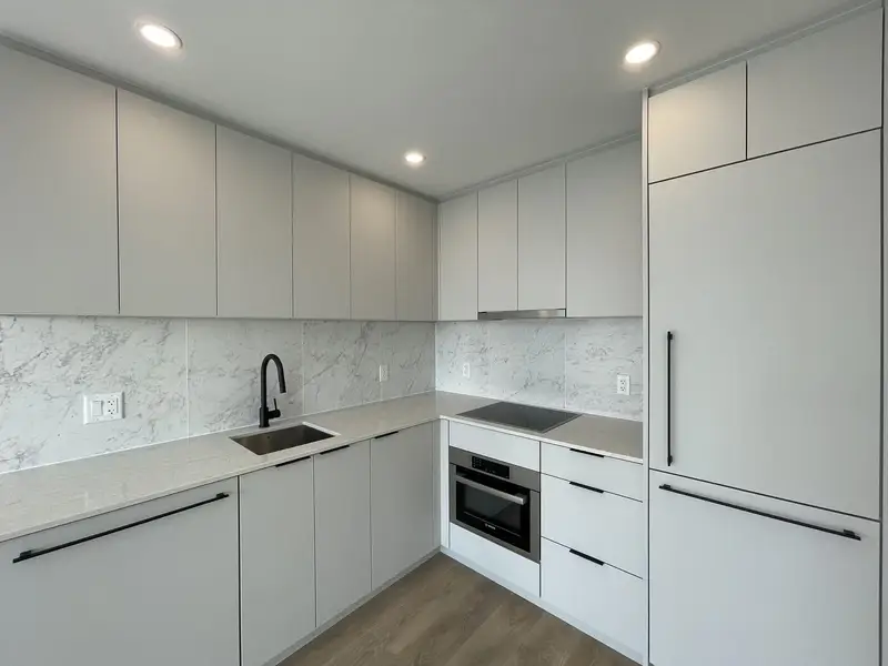 1806 13685 102 AVENUE - photo 1 of 16