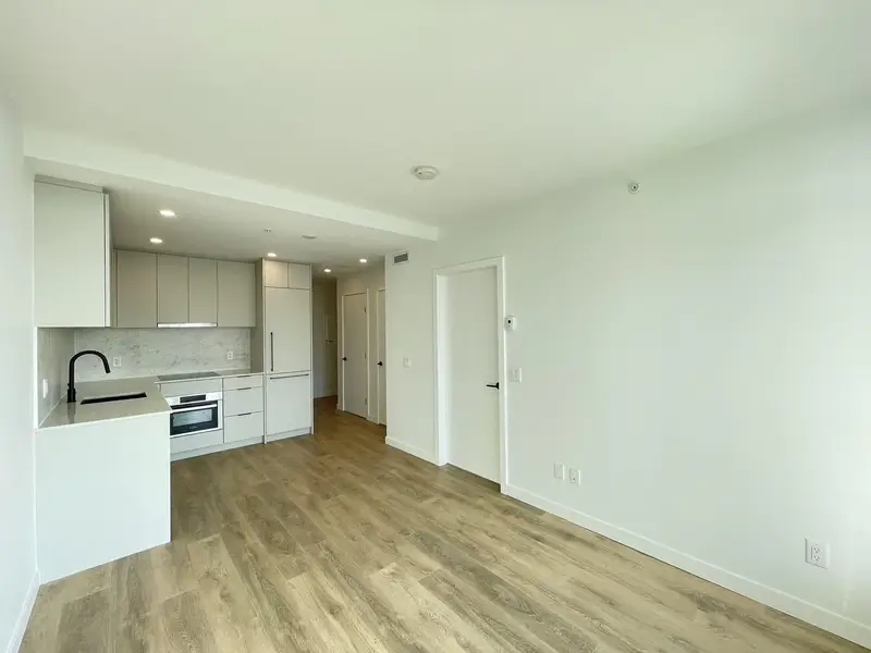 1806 13685 102 AVENUE - photo 4 of 16